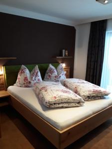 Postel nebo postele na pokoji v ubytování Bio-Bauernhof Reitmayrgut