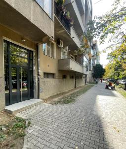 an empty sidewalk next to a building at Apartman Avenia in Novi Sad