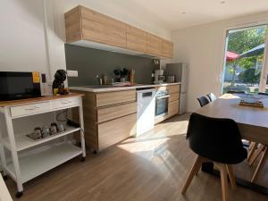 Billede fra billedgalleriet på CHALET LAC BLEU Luchon proche Thermes 3ch terrasse bbq pkg 7p i Saint-Mamet