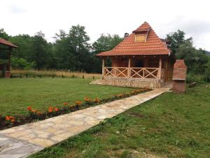 Vrt ispred objekta Apartment Mateja