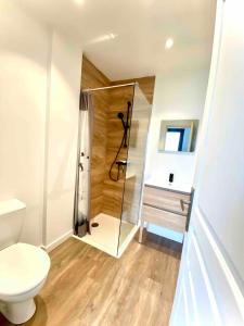 ein Badezimmer mit Dusche und Toilette in der Unterkunft CHALET LAC BLEU Luchon proche Thermes 3ch terrasse bbq pkg 7p in Saint-Mamet + 46 Fotos