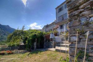 une maison avec un mur de pierre et un bâtiment dans l'établissement Maison entre mer et montagne, à Santa-Reparata-di-Moriani 11 autres photos