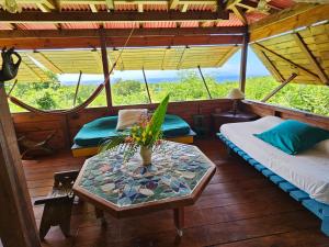 una habitación con dos camas y una mesa en Appaloosa lodge, en Grand-Bourg