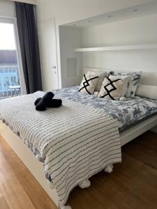 Un pat sau paturi într-o cameră la Très beau penthouse à Knokke