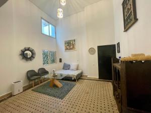 un soggiorno con un divano e un tavolo di Au Riad Des Sultans - Marrakech a Marrakech
