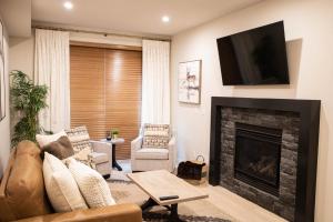 Posezení v ubytování Luxury Spring Creek Condo with Hot Tub