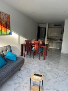 een woonkamer met een bank en een tafel bij centrico Apartamento con piscina Anapoima in Anapoima