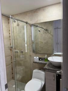 een badkamer met douche, toilet en wastafel bij centrico Apartamento con piscina Anapoima in Anapoima