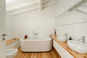 Koupelna v ubytování Quinta do Vale da Ermida - Private Heated Pool - by MET + 35 fotografií