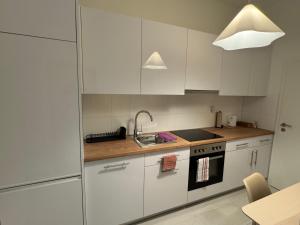 Kuchyň nebo kuchyňský kout v ubytování BasilStay Bright Studio 10min to Messe & City Center