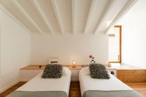 Postel nebo postele na pokoji v ubytování Quinta do Vale da Ermida - Private Heated Pool - by MET