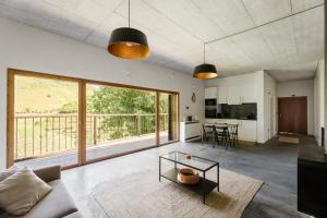 TV a/nebo společenská místnost v ubytování Quinta do Vale da Ermida - Private Heated Pool - by MET