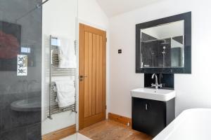 Ένα μπάνιο στο Gorgeous Double Room with High Ceiling