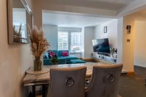 Μια τηλεόραση ή/και κέντρο ψυχαγωγίας στο Gorgeous Double Room with High Ceiling