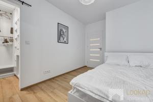 Postel nebo postele na pokoji v ubytování Nowa Praga by LookAp - darmowy parking!