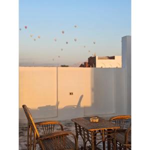 une table et des chaises sur un balcon avec vue dans l'établissement nile shores hotel, à Al Aqālitah