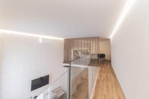 een trap in een huis met een glazen leuning bij Galega Villas in Milharado