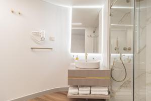 een badkamer met wastafel en douche bij Galega Villas in Milharado +64 foto's