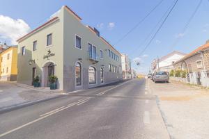 een lege straat in een stad met gebouwen bij Galega Villas in Milharado