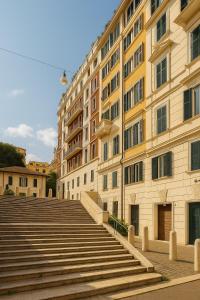 un edificio con scale di fronte a un edificio di Colosseum Window Rome - Central Historical Apartment a Roma