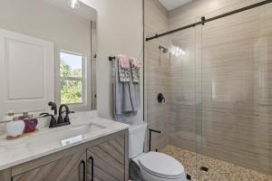 un bagno con wc, lavandino e doccia di Palm Bliss 3 bed 2 bath stylish and cozy a Port Charlotte Altre 42 foto