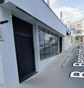 a white building with a door on the side of it at 2Kitnet aconchegante no coração da cidade in Lavras