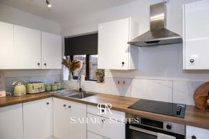 Kuchyň nebo kuchyňský kout v ubytování New! Spacious 5BR Wolverhampton Home - Garden & Parking