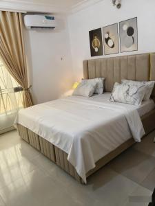 Postel nebo postele na pokoji v ubytování GRA Ikeja Lagos Luxury-Furnished 1BR Apartment, Family Friendly, 24hrs Eletric, WiFi
