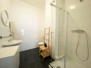 Ένα μπάνιο στο Charmantes Studio-Apartment in der Altstadt Koblenz +2 φωτογραφίες