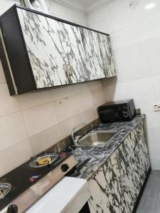 Kuchyň nebo kuchyňský kout v ubytování GRA Ikeja Lagos Luxury-Furnished 1BR Apartment, Family Friendly, 24hrs Eletric, WiFi