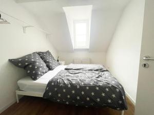 Ένα ή περισσότερα κρεβάτια σε δωμάτιο στο Charmantes Studio-Apartment in der Altstadt Koblenz