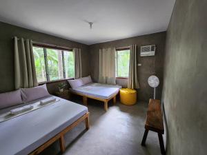 una camera da letto con un letto, un divano e un tavolo di Balituk a Baler