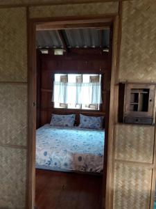 En eller flere senge i et værelse på Baan Klang Na Wooden Retreat