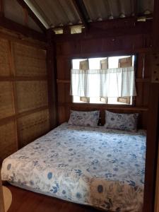 En eller flere senge i et værelse på Baan Klang Na Wooden Retreat