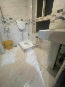 Ένα μπάνιο στο Mid City Hotel