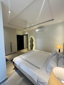 Postel nebo postele na pokoji v ubytování Whispers of Gold - 1BHK - Zameen Aurum + 11 fotografií