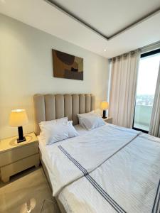 Postel nebo postele na pokoji v ubytování Whispers of Gold - 1BHK - Zameen Aurum