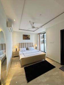 Postel nebo postele na pokoji v ubytování Whispers of Gold - 1BHK - Zameen Aurum