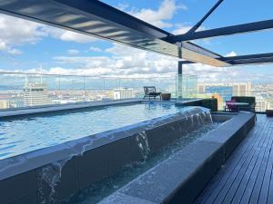 una piscina sul tetto di un edificio di City Slick Hideaway a Città del Capo