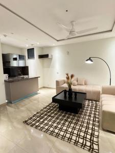 Kuchyň nebo kuchyňský kout v ubytování Whispers of Gold - 1BHK - Zameen Aurum