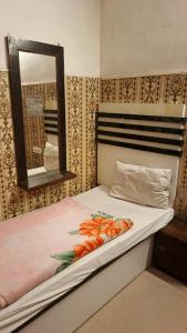 Ένα ή περισσότερα κρεβάτια σε δωμάτιο στο Hotel shiva near railway and bus station