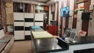 Μια τηλεόραση ή/και κέντρο ψυχαγωγίας στο Hotel shiva near railway and bus station +10 φωτογραφίες