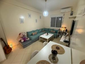 - un salon avec un ours en peluche assis sur un canapé dans l'établissement Résidence Al madmounae agadir, à Dcheïra