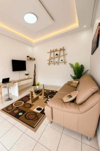 Una sala de estar con un sofá y un televisor de pantalla plana. en Villa cosy - Angré soleil 2, en Abiyán