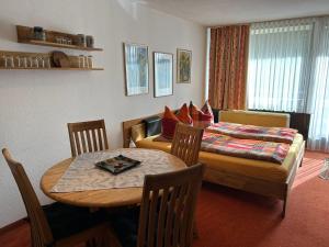 een kamer met een bed en een tafel en een bed en een tafel en stoelen bij Ferienwohnung mit Schwimmbad und Gartenblick in Sankt Englmar +14 foto's