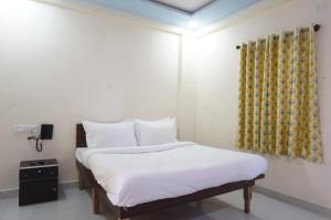 Postel nebo postele na pokoji v ubytování Hotel Royal Inn Dehu