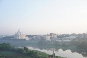 Výhled na řeku, která protéká v blízkosti hotelu