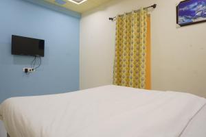 TV a/nebo společenská místnost v ubytování Hotel Royal Inn Dehu + 10 fotografií