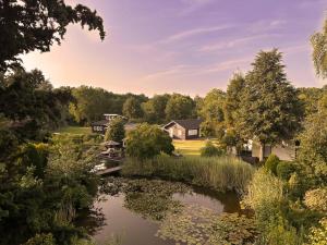 Blick auf einen Fluss mit Häusern im Hintergrund in der Unterkunft Wellness Tuin - Ultieme Partner Beleving - Privé Wellness Vakantiehuis met Privé Jacuzzi in Privé tuin, Privé Indoor Sauna en Privé Indoor Stoomcabine in Koloniale Stijl - Gratis Fles Prosecco & Leuke Partner Connect Box ! in Horst