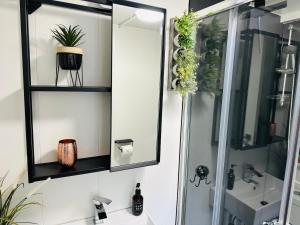 Ένα μπάνιο στο Eco-Friendly Highland Cabin with Mountain Views